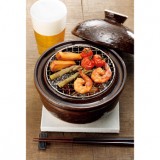 チーズや野菜、魚介類なども、わずかな時間と手間で、香ばしい燻製に変身する。ビールのおつまみとしても適し、そのまま食卓で楽しめるように陶板の鍋敷きが付く。