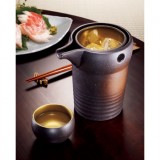 氷入れの容器は取り外して洗える。ぐい呑みは氷入れの中に収納可。