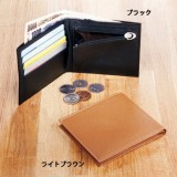 マチ付きの小銭入れを装備。必要最小限のカードを入れ、サブの財布としても使える。