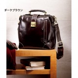 前面に、携帯電話や財布を入れるのに便利なファスナーポケットが付く。