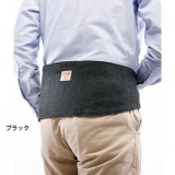 衣類の上からも着用でき、動きの邪魔をしない。マジックテープで固定する。