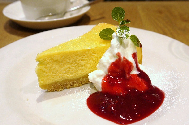 日本の喫茶店では定番のベークドチーズケーキ。生クリームや果物のソースが添えられることも多いです。