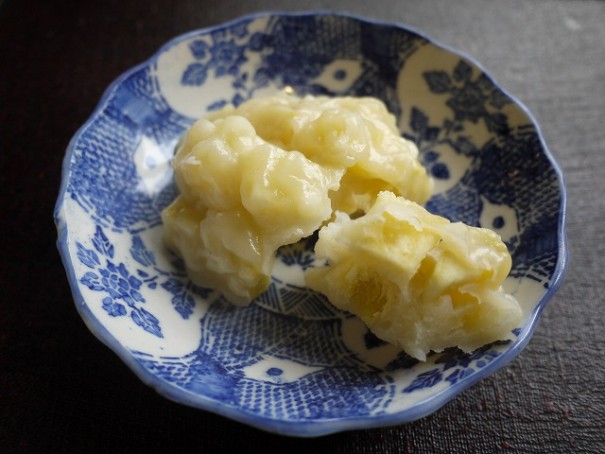 角切りの薩摩芋がたっぷり入った、名古屋「菊里松月」の鬼饅頭。
