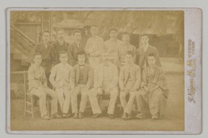 英文科学会記念撮影。明治27年6月、上野不忍池畔にて。後列左から二人目が漱石。この時期の漱石は、大学から大学院へと進む一方で高等師範学校の教壇に立つなど、過渡期にあった。神奈川近代文学館蔵 