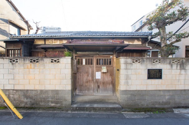 東京・台東区根岸の旧蹟に復元されている子規庵の入口。庵主の子規が病臥の身となった後も、庵には多くの門人が集った。