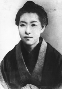 樋口一葉(1872~1896)。代表作『たけくらべ』は、明治28年1月から翌年1月にかけて雑誌『文学界』に断続的に連載されたのち、明治29年4月に『文芸倶楽部』に一括掲載。森鴎外がこれを読んで一葉を賞賛し、文名が一気に高まった。写真/日本近代文学館蔵