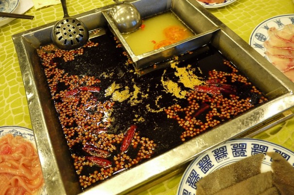メインの「紅湯」には、唐辛子と山椒がたっぷり。見た目はスープだが、じつは……。