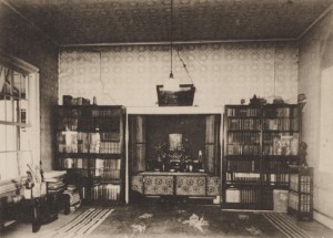東京・早稲田南町の漱石山房の居間。開け放たれた書斎と続きの部屋で、漱石を訪ねる訪問客の多くがここで応接された。写真／神奈川近代文学館所蔵