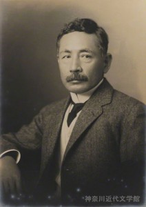 夏目漱石(1867~1916)江戸生まれ。帝国大学文科大学(現・東京大学)英文科卒。英国留学、東京帝大講師を経て、朝日新聞の専属作家に。数々の名作を紡ぐ傍ら、多くの門弟を育てた。代表作『吾輩は猫である』『坊っちやん』『三四郎』『門』『こころ』など。家庭では鏡子夫人との間に7人の子を儲けた。写真/県立神奈川近代文学館所蔵
