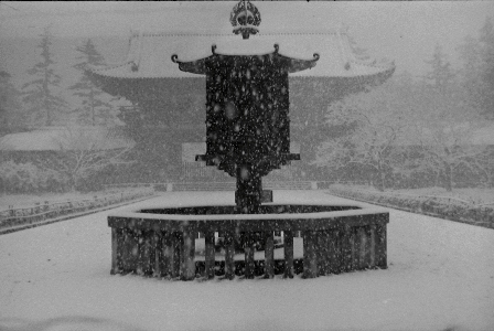 雪の東大寺大仏殿八角燈籠。最近は暖冬傾向にあるが、昔は「お水取り」の期間中にも雪が降ったという。