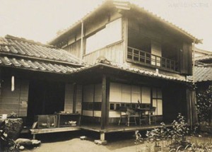 熊本で漱石自身の借りたものとしては3番目の借家となった熊本・井川淵の家。写真/神奈川近代文学館蔵。