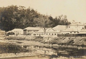 漱石が教師をつとめた愛媛県尋常中学校。在任期間は1年間だけだった。写真/県立神奈川近代文学館所蔵