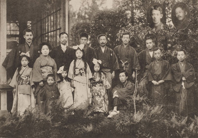 肝臓会(森成麟造送別会)の記念写真。後列左から2人目が森成医師、ひとりおいて漱石。写真/県立神奈川近代文学館所蔵