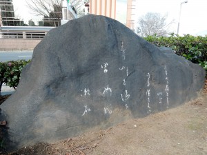 京都・鴨川沿い、御池橋の袂付近にある漱石の句碑。