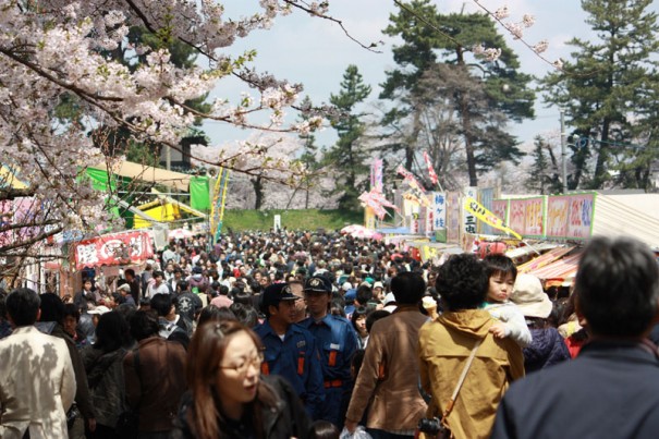 桜まつりの期間中は、約200店の出店と200万人を超える観光客で賑わう。