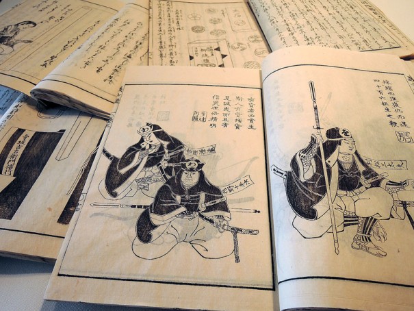 『赤城落穂集』の中には図版も豊富に収められている。手前右、秋の巻には討ち入り装束の「赤垣源蔵」の姿も描かれる(右から3人目)。