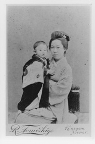 夏目鏡子と筆子の母娘。明治33年頃の撮影と伝えられるから、漱石がロンドン留学中に写した一葉かもしれない。誕生日を迎えれば、満年齢で鏡子が23歳、筆子が２歳になる頃の写真ということになる。写真／神奈川近代文学館所蔵