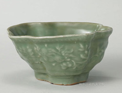 漱石遺愛の筆洗用陶磁器。中国北宋時代の詩人による漢詩の字句と、四季の花の文様によって、春夏秋冬を描き出している。日本には古くから、割れた陶磁器を漆でていねいに接着し、その接着部分に金粉をまいて仕上げる「金継ぎ」という修復技法があり、中国渡来の茶器などに施された。この筆を洗うための陶磁器も、中国製で、日本で金継ぎしたものと思われる。神奈川近代文学館所蔵