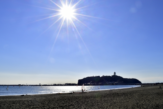 江ノ島。現在は、湘南海岸から相模湾へと突き出る陸繋島となっているが、関東大震災で島全体が隆起する以前は、干潮の時のみ陸続きとなる地形だった。