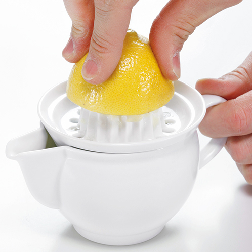 半切りのレモンを押し当てて、ゆっくり左右に回転すると、あまり力を入れなくてもきれいに絞れる。
