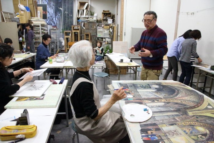 古山さんが講師をつとめる東京・上野の森美術館アートスクール「万年筆画入門」講座での生徒さんたち。みな自分のテーマで、のびのびと万年筆を動かしている。