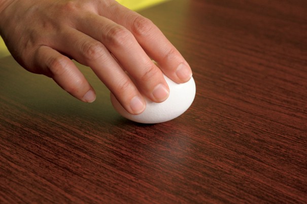 ①卵を室温に戻す。卵を割る際は、まな板などの平らな面に真上から当てると、殻、の破片が中に入り込むのを防げる 