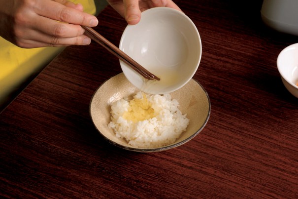 ④熱々のご飯（炊きたてが望ましい）を茶碗に盛り、中央に凹みをつけて、そこに白身だけを流し入れる。