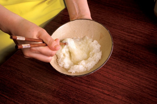 ⑤流し入れた白身をご飯に絡ませながら、よくかき混ぜる。30～60秒間かき混ぜ続けると、白味が泡立ってくる。