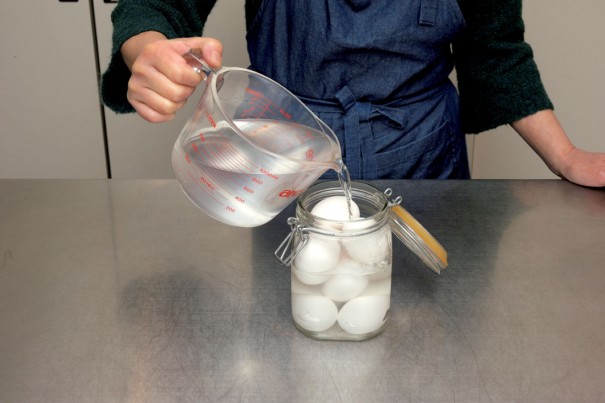 ②水洗いして水気を拭き取った卵を密閉容器に入れ、①を注いで蓋ふたをし、約１か月間、暗所に置く。