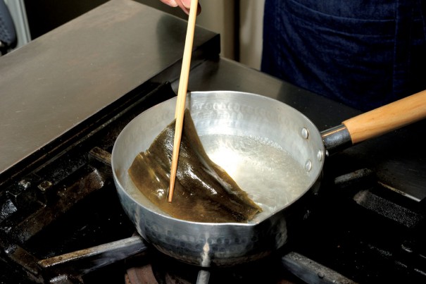 ①　まず出汁醤油用の出汁をとる。水500㏄と昆布を鍋に入れて中火にかけ、沸騰直前に昆布を取り出す。