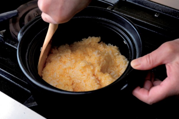 ⑤　かけ回した溶き卵がご飯全体に絡まるよう、しゃもじを使って鍋の中で手早く混ぜ合わせる。
