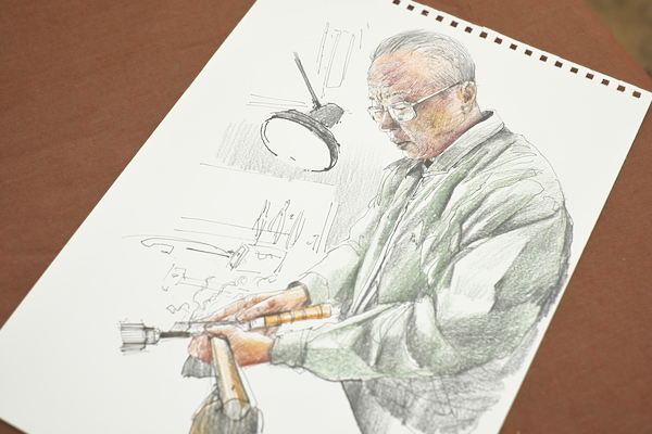 万年筆画家・古山浩一さんのライフワークのひとつは、万年筆職人さんを訪ねて記録に残すこと。写真は東京下町の万年筆職人、久保幸平さんをスケッチした作品。万年筆で線を引き、色鉛筆で彩色している。