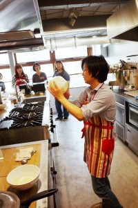 ）「ポリパン」考案者の梶晶子さんのデモンストレーション。