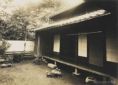 漱石夫妻が暮らした熊本・合羽町の借家。三陸大津波の報に接してから3か月後、ここに転居した。漱石は正岡子規あての手紙にこう書いた。《熊本の借家の払底なるは意外なり。かかる処へ来て十三円の家賃をとられんとは夢にも思わざりし。「名月や十三円の家に住む」かね》写真/神奈川近代文学館所蔵