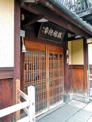 文政年間から200 年近い歴史を受け継ぐ老舗旅館「柊家」。入口の構えは小さいが、中には深い奥行きと居心地のいい空間が旅客を待っている。
