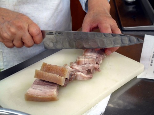 豚三枚肉は茹でてから、１㎝強の短冊に切る。