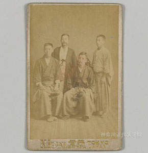 帝国大学卒業後の明治26年9月上旬、同級生との記念写真。左から太田達人、中川小十郎、漱石、佐藤友熊。漱石が着ているのは兄・直矩のお下がりの薄羽織。学習院の就職話が流れたのはこの直前のことだったという。写真・神奈川近代文学館所蔵