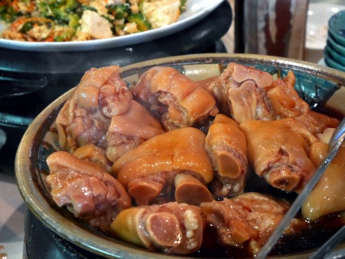 豚足煮は「テビチ」と呼ばれることもありますが、正確には「足ティビチ」だそうです。