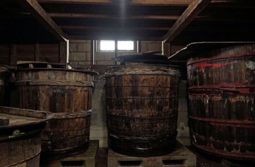 『玉那覇味噌醤油』の味噌蔵には、静かに熟成が進む木樽が並んでいます。