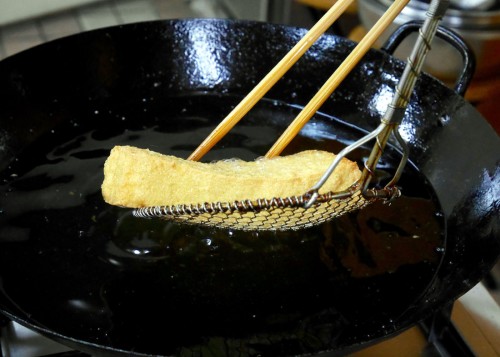 揚げ豆腐。 重石をせず、ペーパータオルで表面の水分を取ります。最後にもう一度、しっかり水分を取ってから揚げます。