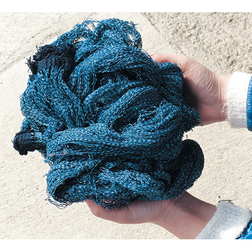貴重な本藍で染まった残糸の束。廃棄するはずの材料で生地を作る発想が『TUGU』を生み出した。