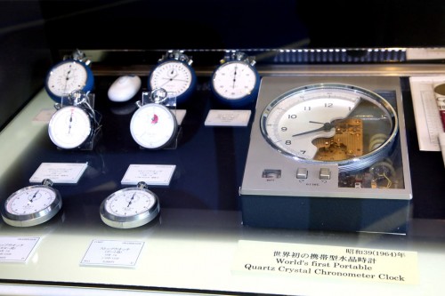 京オリンピックで計時を行なった世界初の携帯型クォーツ時計（右）と、ストップウォッチ（左）。