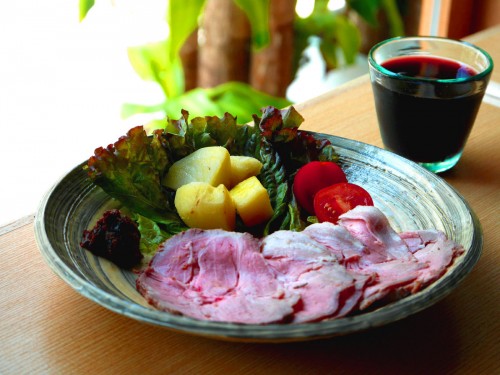 夜の営業ではツマミも豊富。紅豚を使った「ローストポーク」（750円）には、“味噌グレービー”を添えて。ワインはグラス480円～。