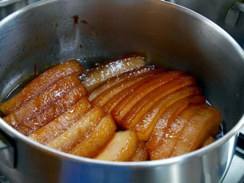 豚三枚肉の煮つけ。 豚三枚肉は中火で、つやが出てくるまで煮ます。飴色で、このつやが出来上がりの目印です。