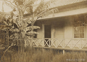 漱石の最後の住まいとなった東京・早稲田南町の家は「漱石山房」と呼ばれた。写真は南側からの外観。写真／神奈川近代文学館所蔵