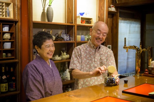 柳生徹夫さんと郁子さん。徹夫さんの父親が縁あって沖縄に移り住み、この地に家を構えたそうです。