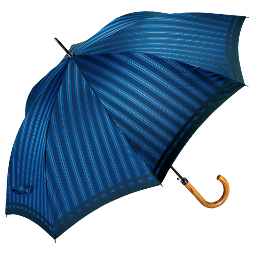 写真=ブルー ネクタイ柄をモチーフにしたデザインの2色をご用意。中面は無地とふたつの色の変化を楽しめる。紳士傘としては標準の大きさ。