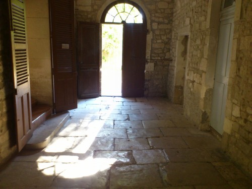 修道院内部から入口への風景。この光と影もゴッホは毎日眺めていたはず。