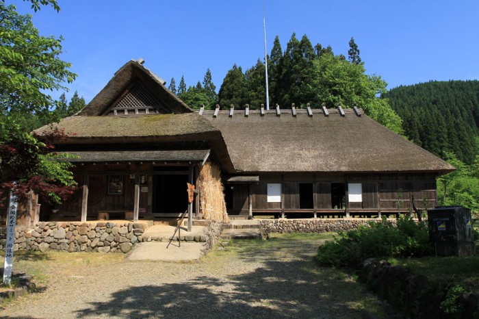 「鈴木家住宅」は、秋田県や新潟県などの日本海側に分布する中門造りの代表的な民家。手前に突き出た部分には厩などがある。