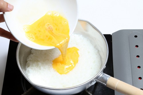 ①ごはんと水を鍋にいれ白粥を作り、かき卵を入れてよく混ぜる。